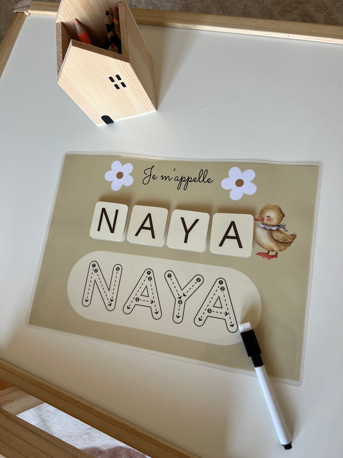 Affiche j’apprend mon prénom beige